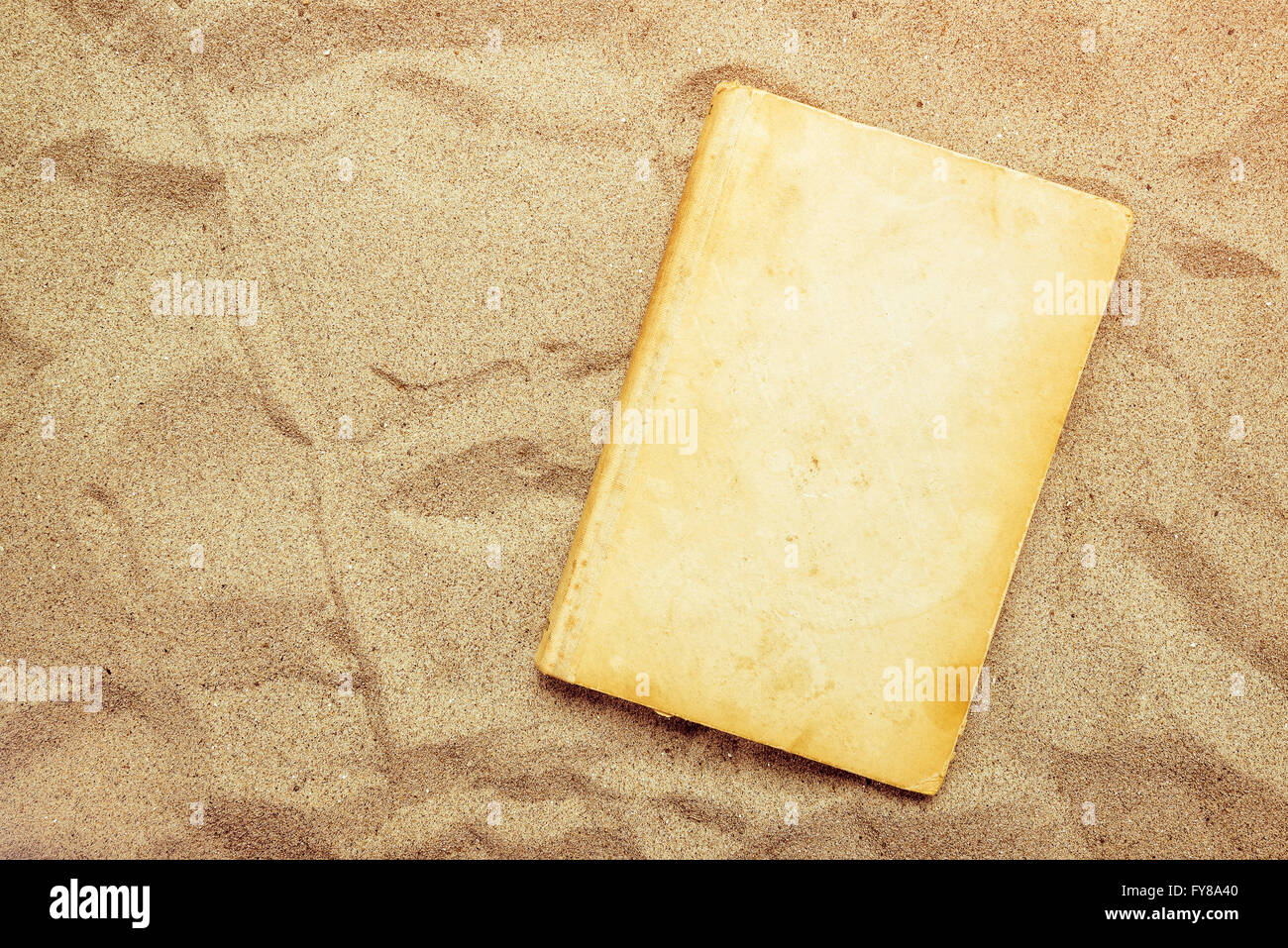 Sommer Strandurlaub, Draufsicht des Buchcovers als textfreiraum in warmen Strand Schnee Weiterlesen klassische alte Lieblingsbuch. Stockfoto