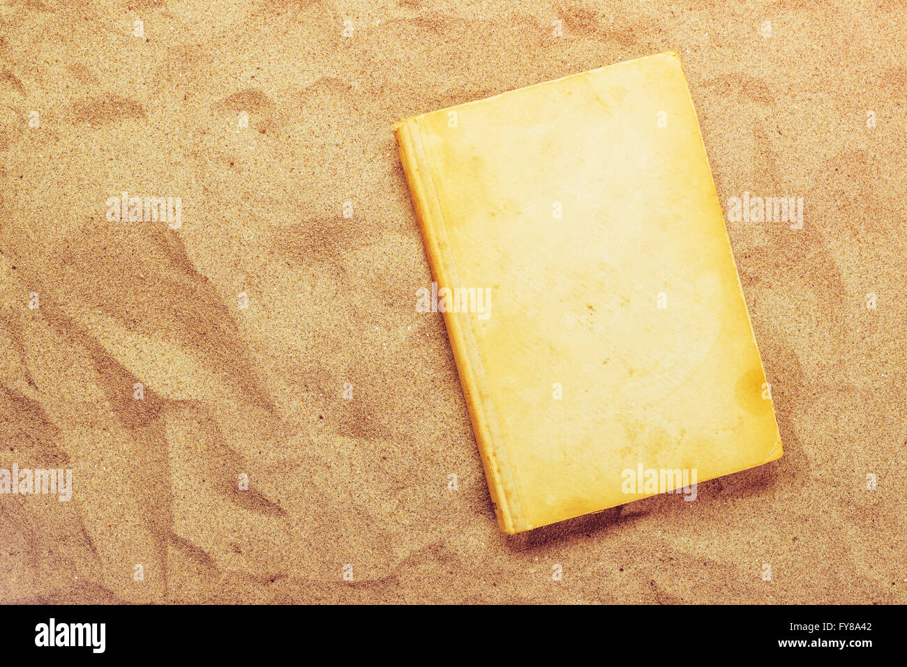 Sommer Strandurlaub, Draufsicht des Buchcovers als textfreiraum in warmen Strand Schnee Weiterlesen klassische alte Lieblingsbuch. Stockfoto