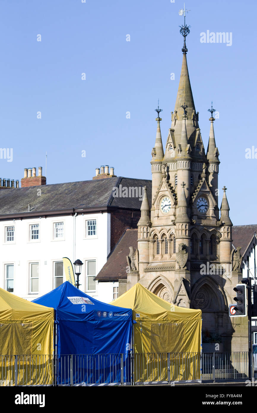 Amerikanische Brunnen Uhrturm im Marktplatz, Stratford Upon Avon, Warwickshire, UK. Stockfoto