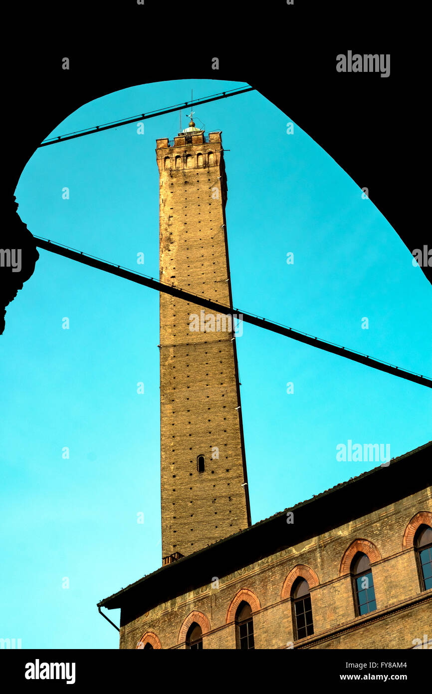 Blick vom Boden der Asinelli Turm von Bologna Stockfoto