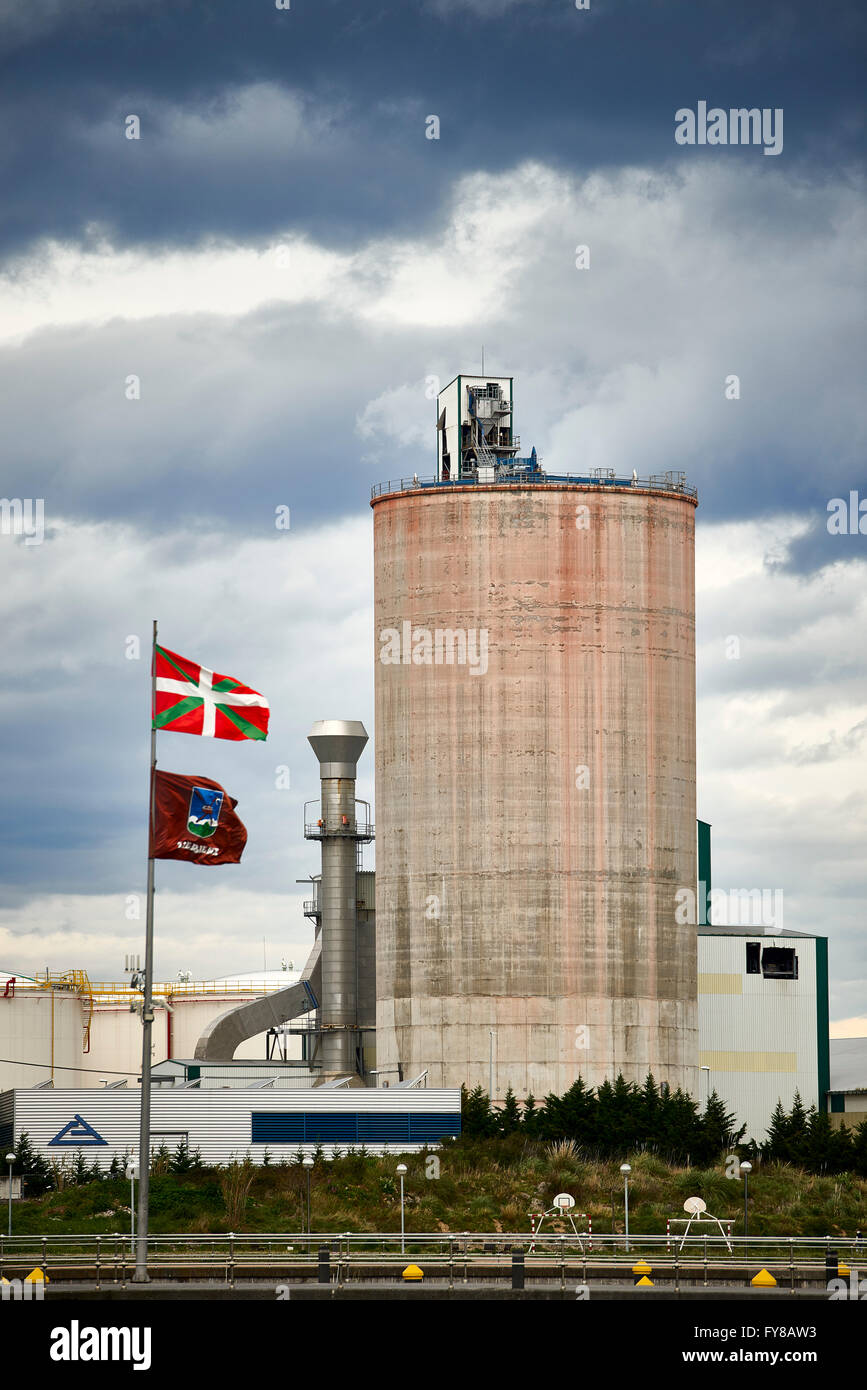 Fahnen der Baskenland und Zierbena weht im Wind und eine Fabrik der Hafen von Bilbao, Vizcaya, Baskenland, Stockfoto