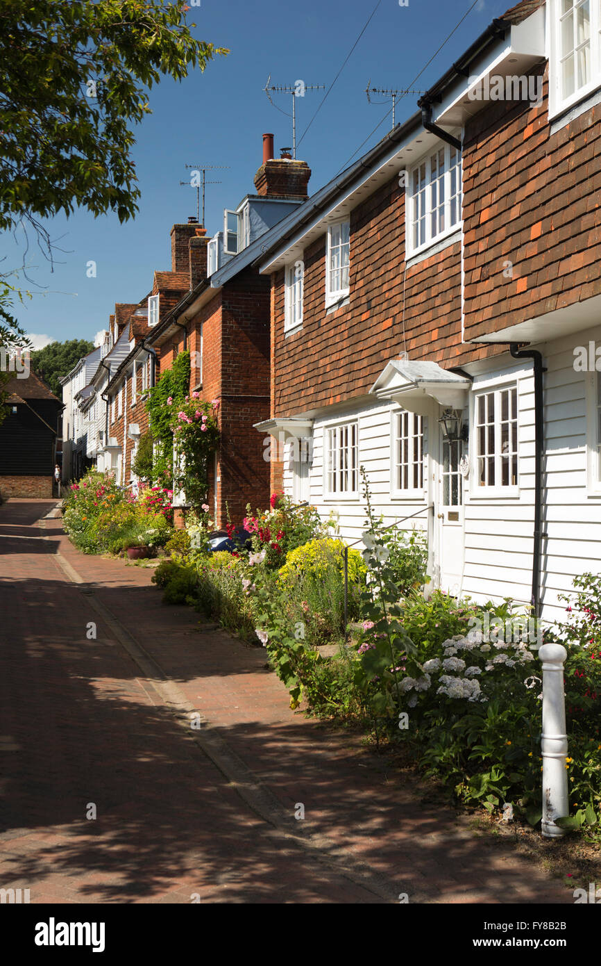 UK, Kent, Tenterden, Glocken Lane, attraktive kleine Blumengärten Kachel gehängt und Schindeln Häuser Stockfoto