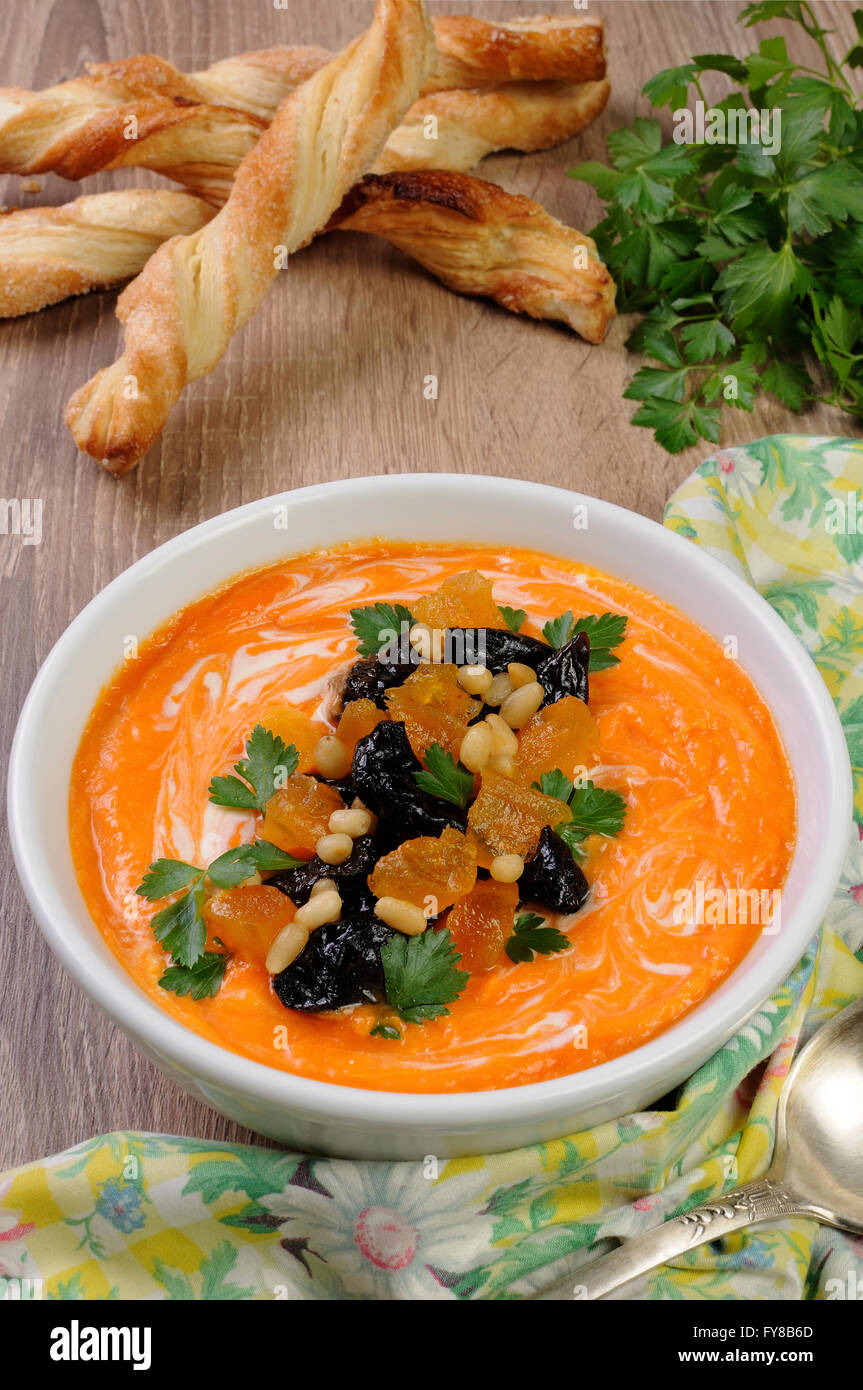 Süße Kürbis-Püree-Suppe mit Pinienkernen, getrockneten Aprikosen ...