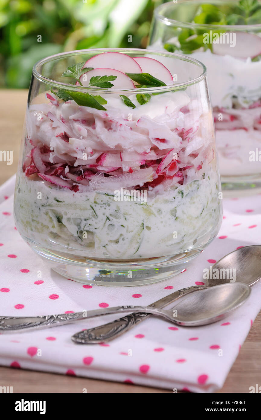 Salat mit geriebenem Rettich und Gurke mit Joghurt im Glas ...