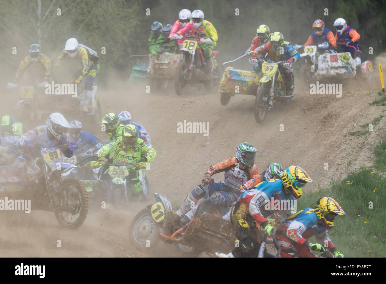 Gruppe der Beiwagen Racer in den Staub nach dem start Stockfoto
