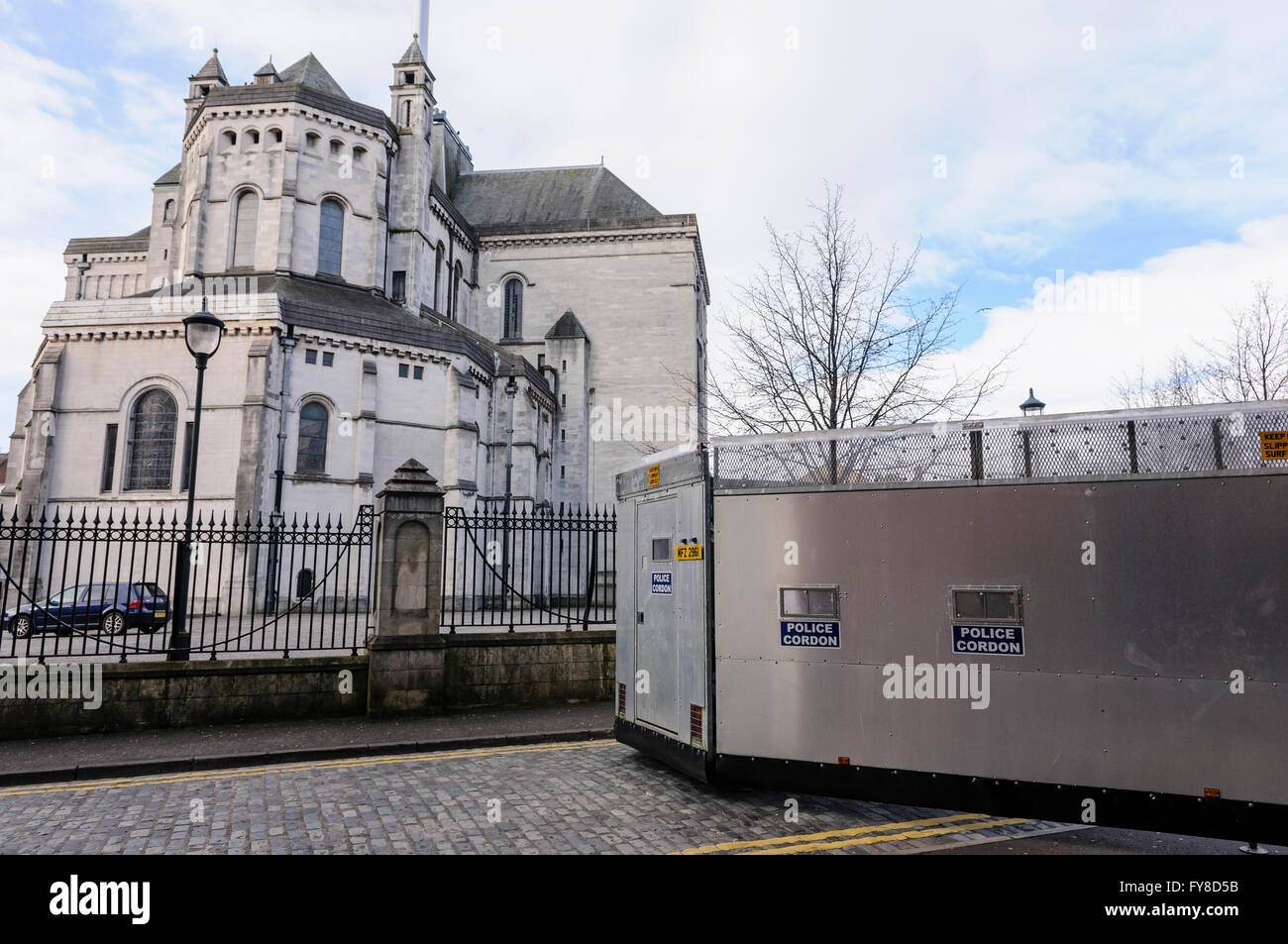 Ein Metall mobile Police Cordon Barriere off Blocks eine Straße in Belfast während einer Parade. Stockfoto