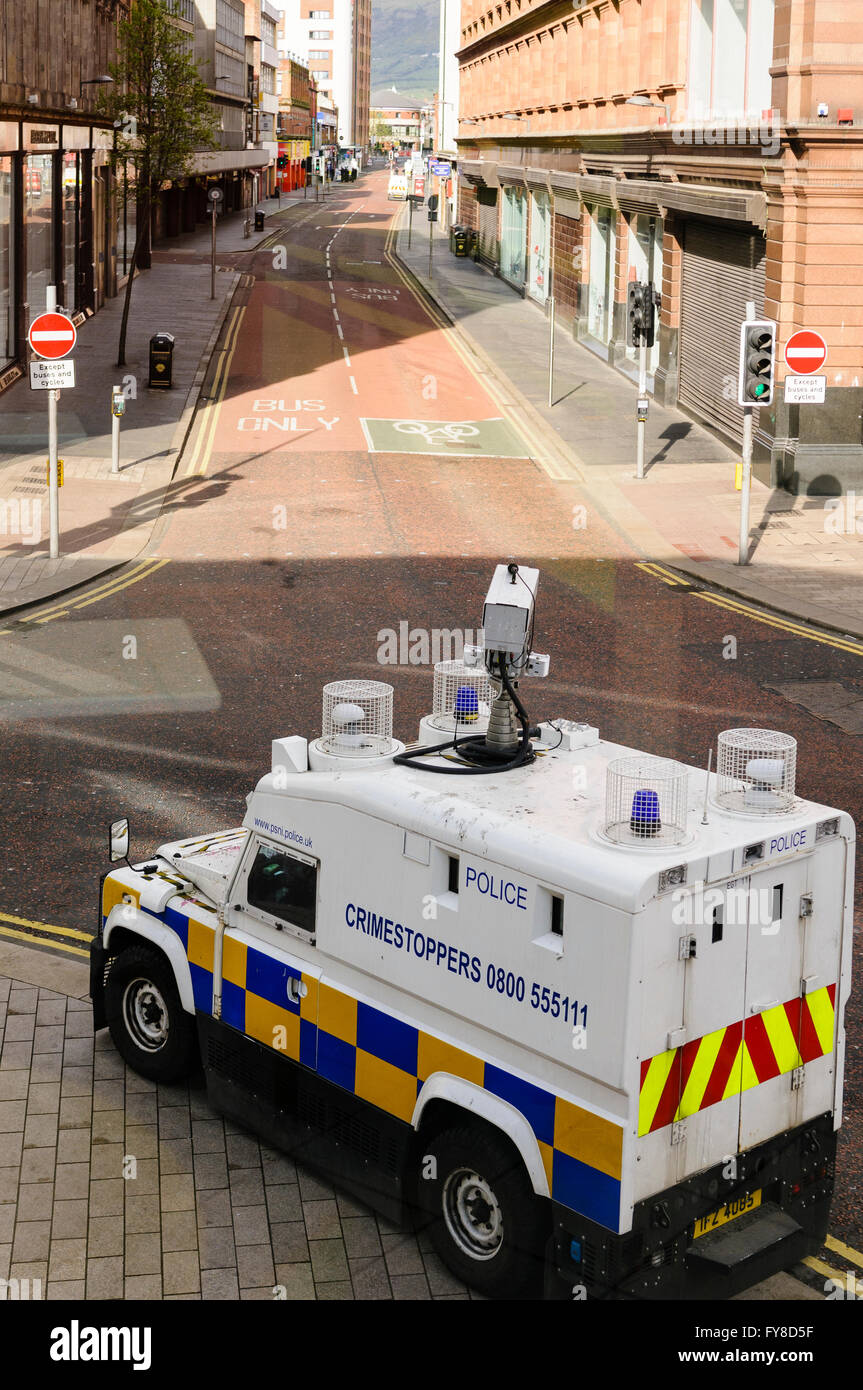 Ein PSNI gepanzerten Landrover, ausgestattet mit einer Hochleistungs-CCTV-Kamera, Umfragen eine Straße für Anzeichen von Ärger. Stockfoto