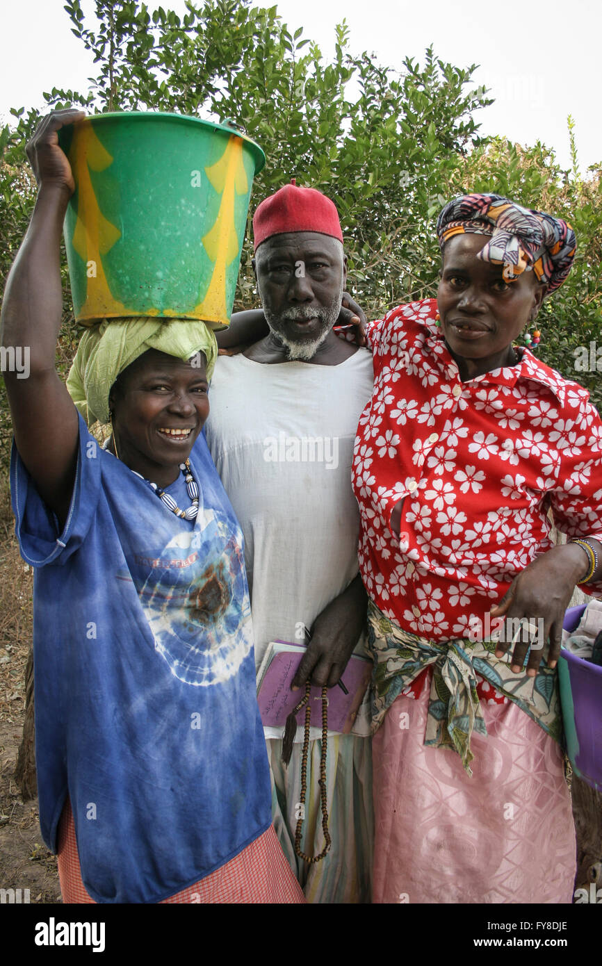 Afrikanischer Mann mit seinen zwei Frauen, Tanji Dorf, Gambia, Afrika Stockfoto