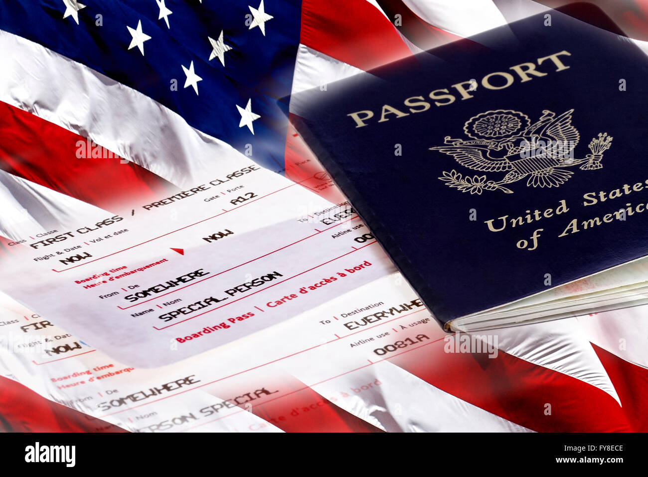 US-Pass mit First Class Bordkarten auf eine amerikanische Flagge Stockfoto