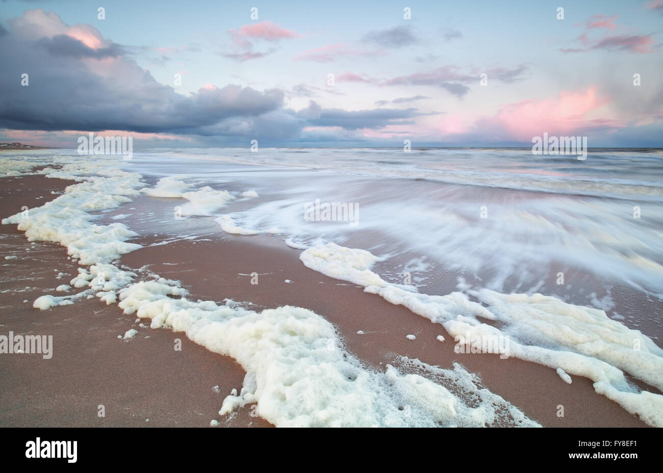wunderschönen Sonnenaufgang auf Nordseeküste, Niederlande Stockfoto
