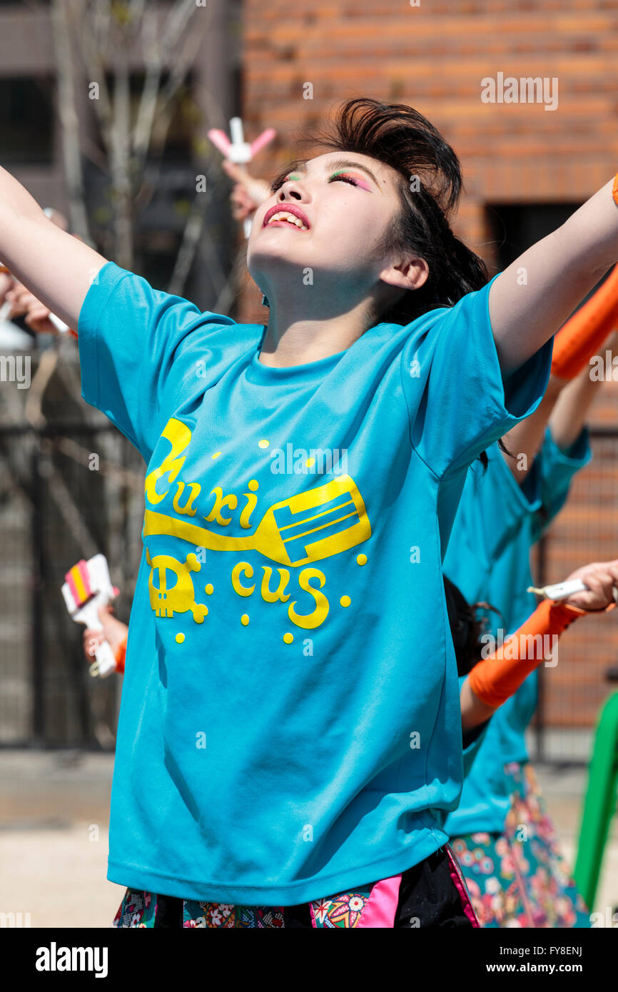 In der Nähe von Japanischen junge Frau Tänzer tanzen mit Dance Team, draußen im hellen Sonnenschein, Kopf und Arme zurück geworfen. Yosakoi Dance Festival. Stockfoto