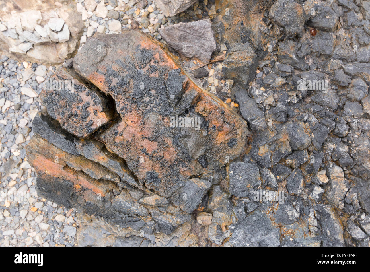 Blöcke von Bitumen in einem alten Steinbruch in Provinz Napo, Ecuador. Stockfoto