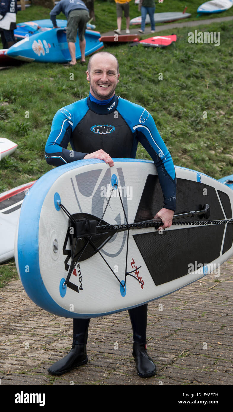 Paddleboarder Posen mit board Stockfoto