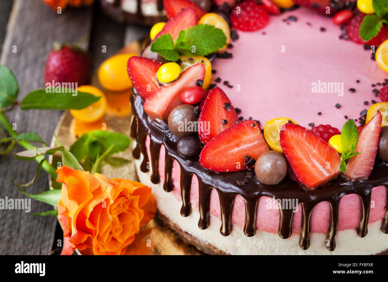 Köstliche doppellagige Erdbeer Käsekuchen (Kuchen) dekoriert mit Schokolade und frischen Beeren Stockfoto