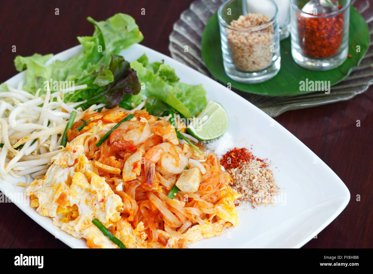 Pad Thai (gebratene Thai-Nudeln mit Garnelen). Stockfoto