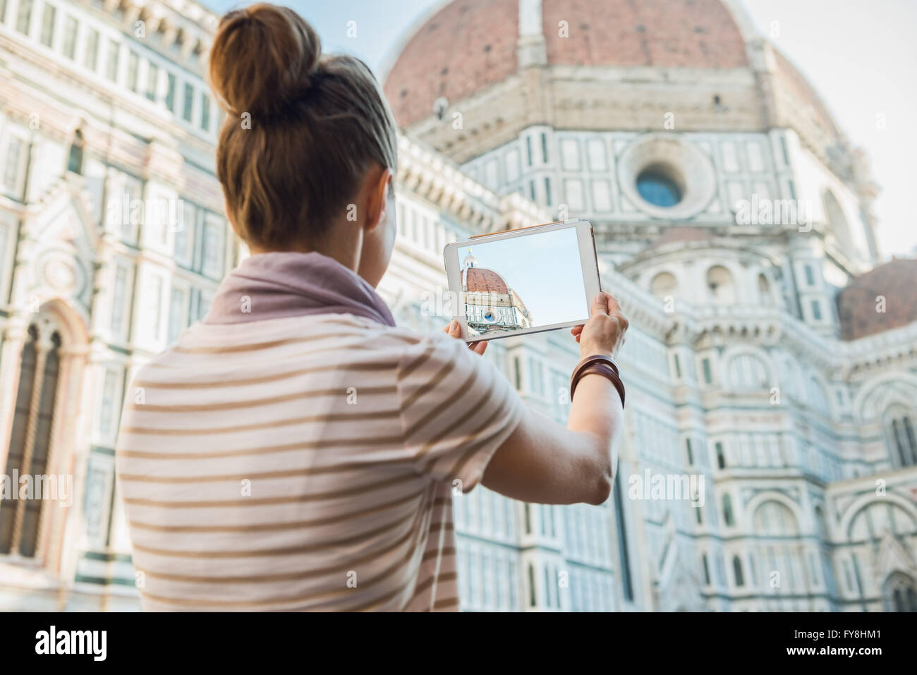 Ein Spaziergang rund um beeindruckende Dom in Florenz, Italien. Gesehen von hinten Frau touristischen sightseeing und Aufnahme mit einer Tabelle Stockfoto