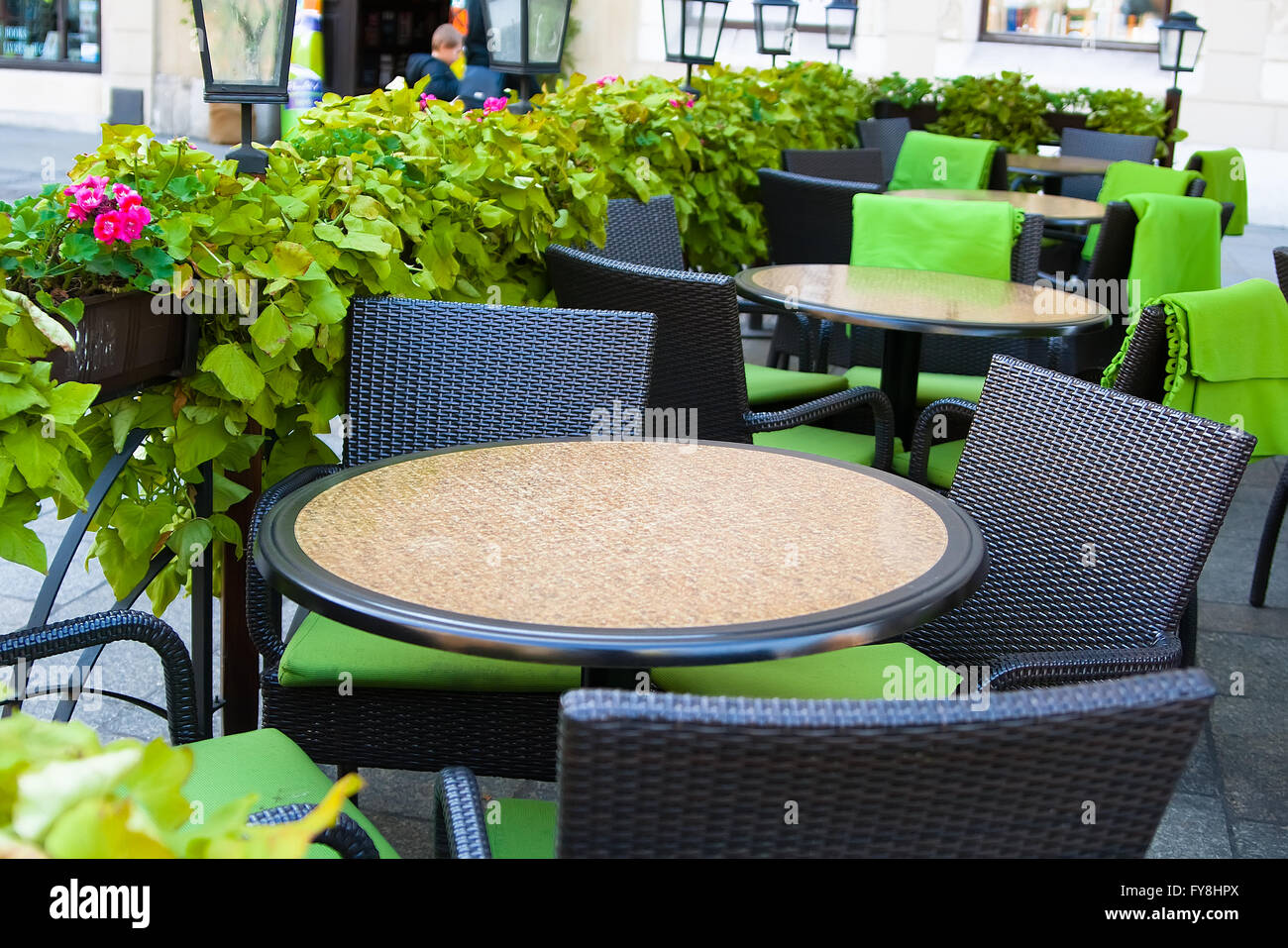 Tische im Sommercafé in der Straße der Altstadt. Krakau Stockfoto