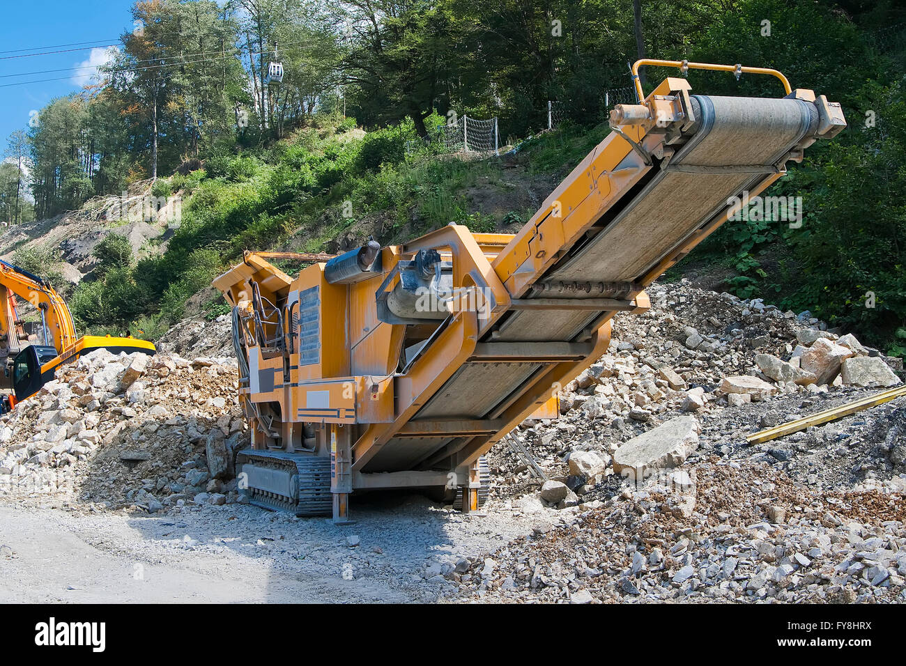 Gelben Automaten für die Zerkleinerung von Beton, zwischen Arbeit Stockfoto