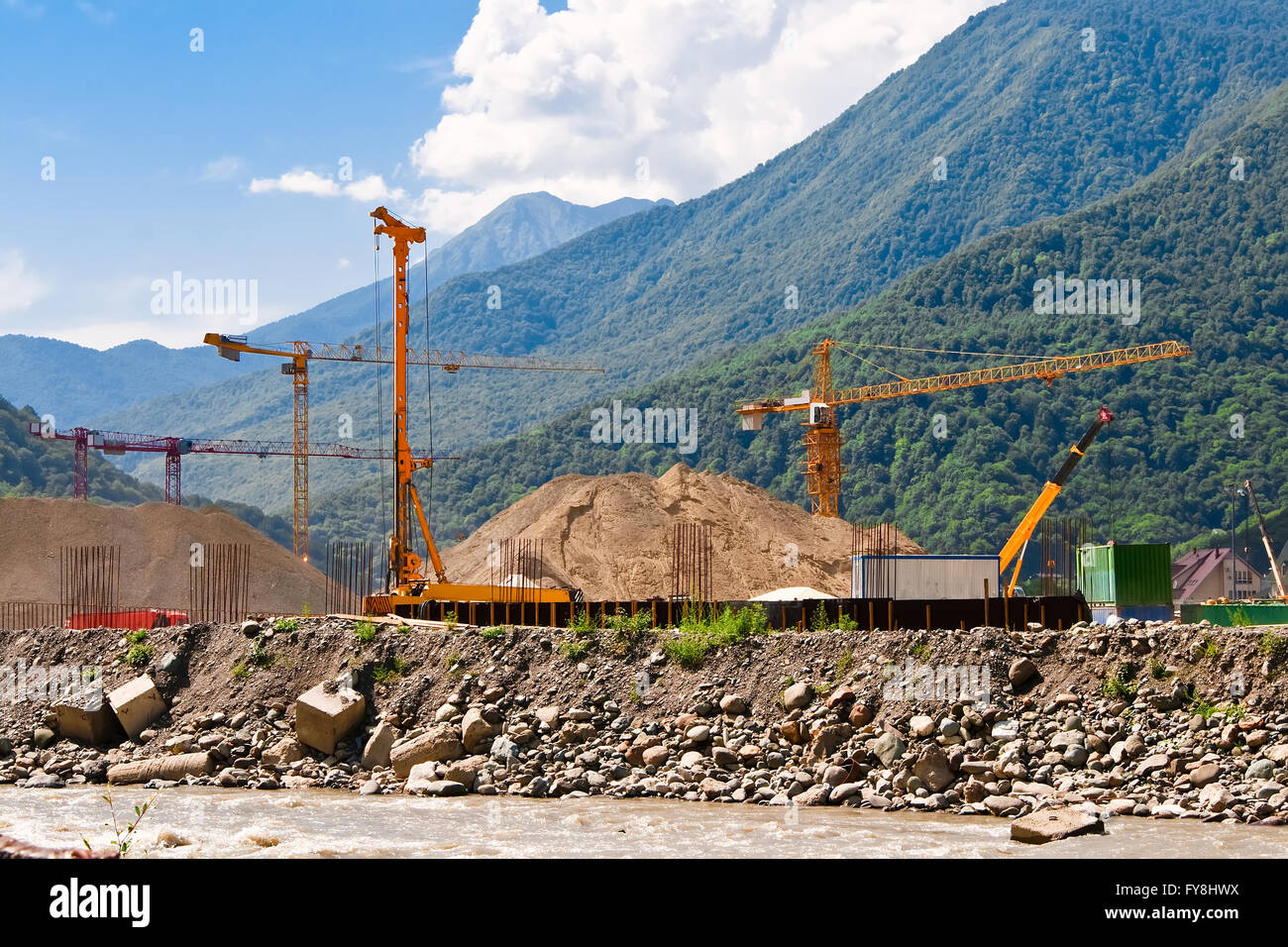 Baustelle mit Baumaschinen in den Bergen des Kaukasus. Sotschi. Stockfoto