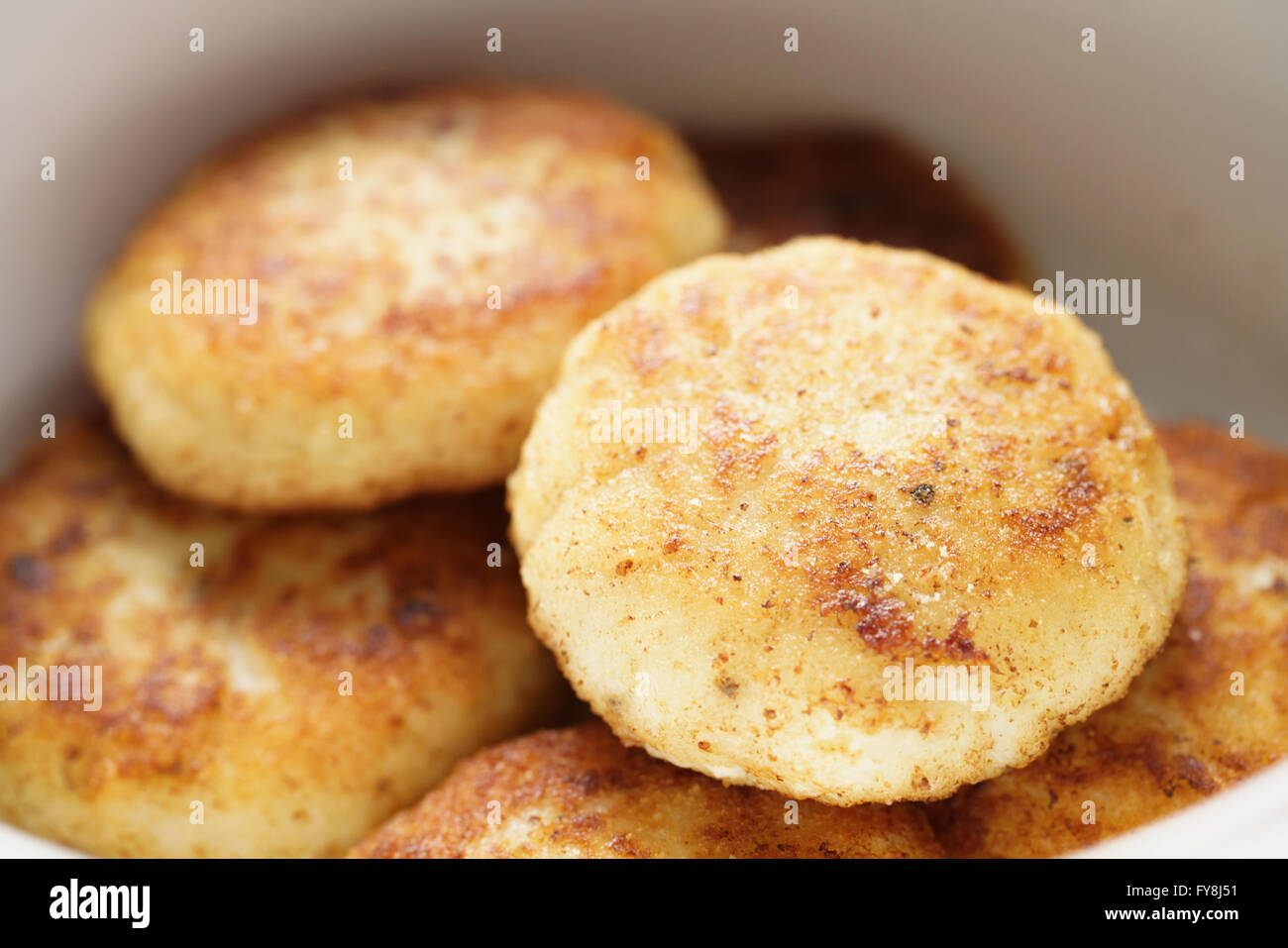 gebratenen Fisch Kuchen in Schüssel vorbereitet Stockfoto