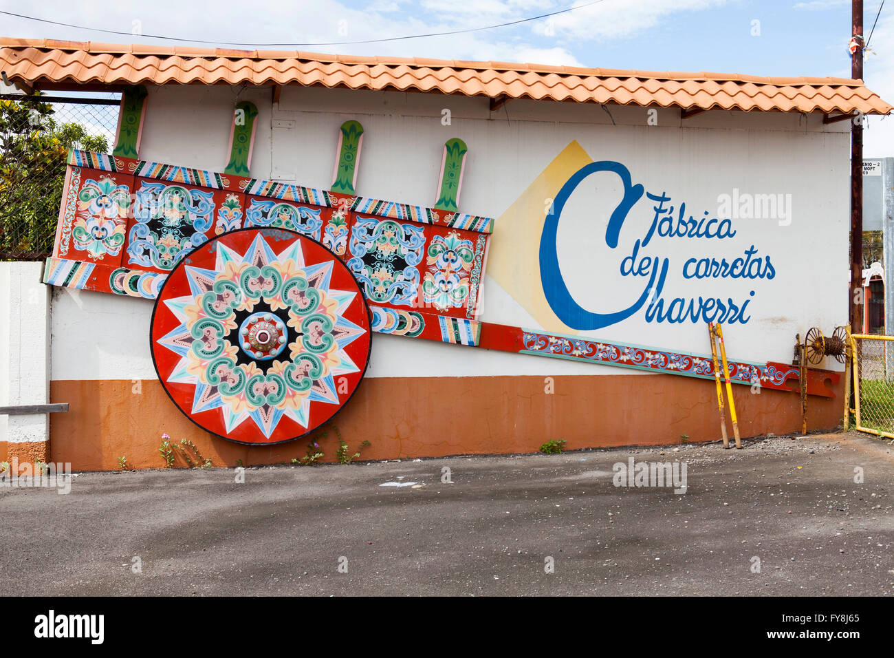 Sarchi, Costa Rica - 23. November 2015: die bunte Wand vor der bekannten Chaverri Ochsen Wagen Fabrik (Fábrica de Carre Stockfoto