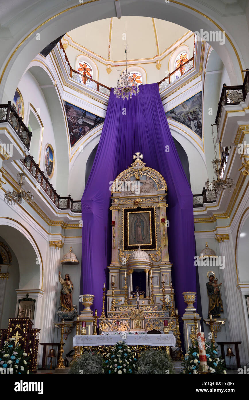 Inneren Heiligtum mit Altar und Tabernakel unserer lieben Frau von Guadalupe Catholic Kirche Puerto Vallarta Mexiko Stockfoto