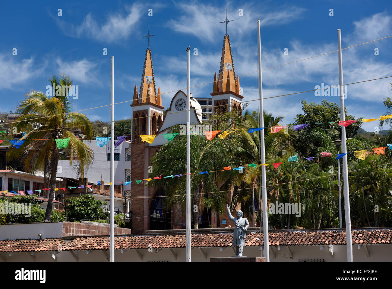 Skulptur von Miguel Hidalgo mexikanischen Held in seinem Plaza in Puerto Vallarta mit Kirche Our Lady of Refuge Stockfoto