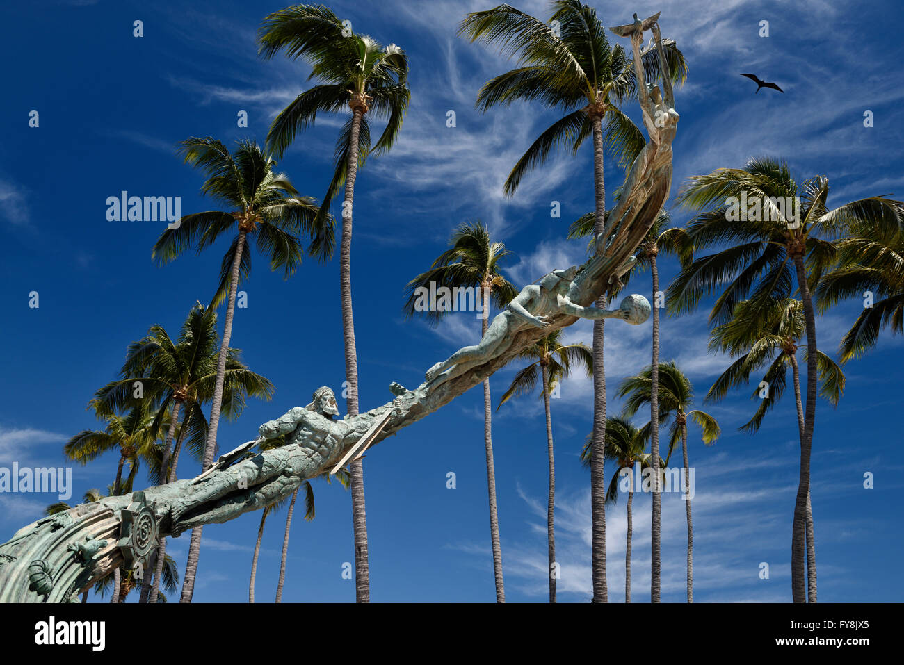 Die Jahrtausende Skulptur von Natur- und Menschengeschichte mit Palmen am Malecon Puerto Vallarta Mexiko Stockfoto