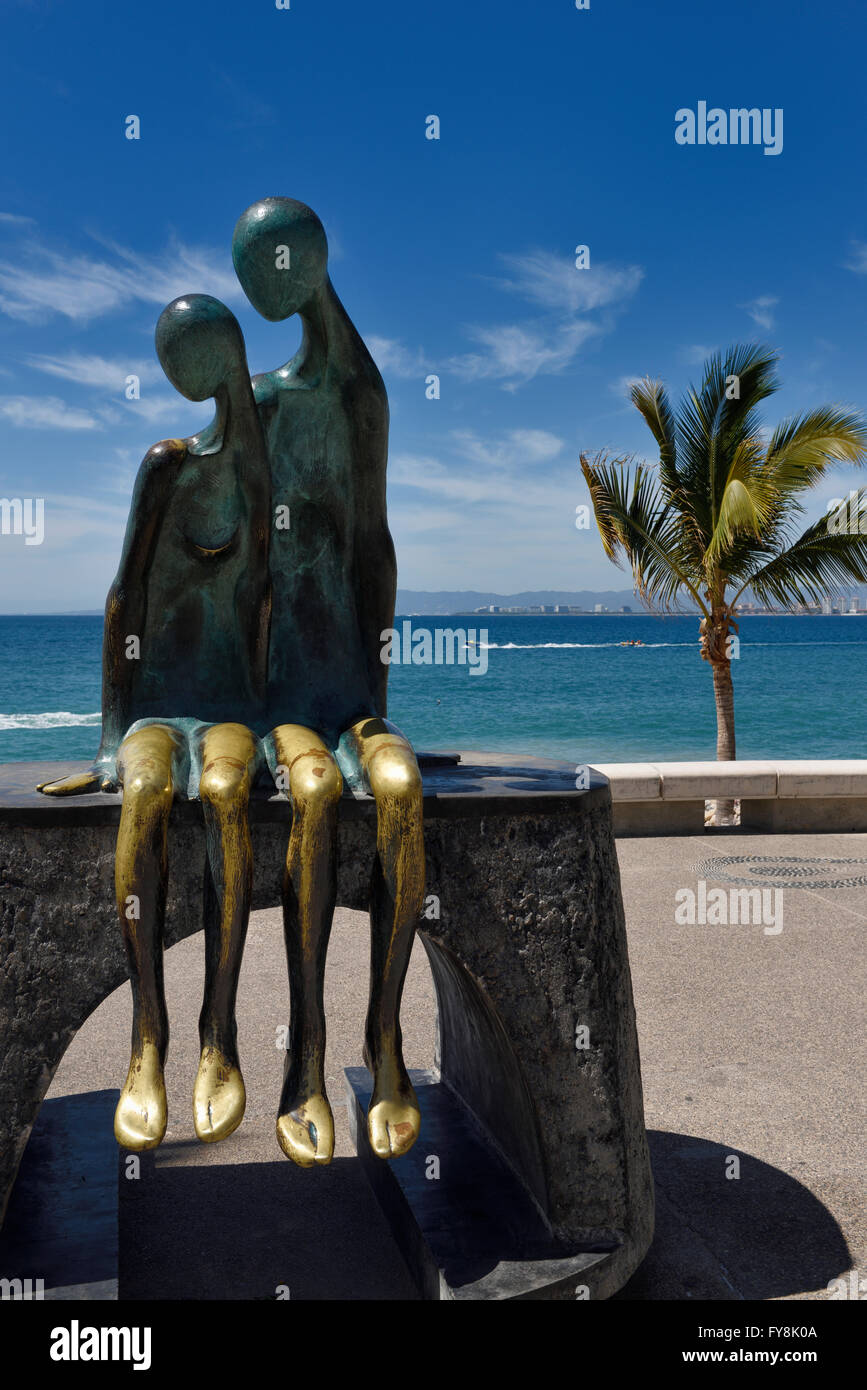 Nostalgie-Bronze-Skulptur des Paares in der Liebe am Malecon Puerto Vallarta Mexiko Stockfoto