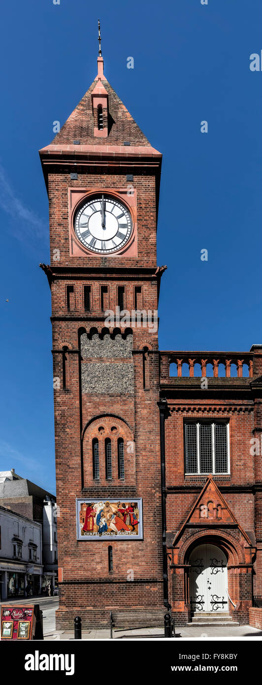 Chapel Royal Gebäudes in Brighton mit Uhr auf seinen Turm markante 12 Uhr Mittag Stockfoto