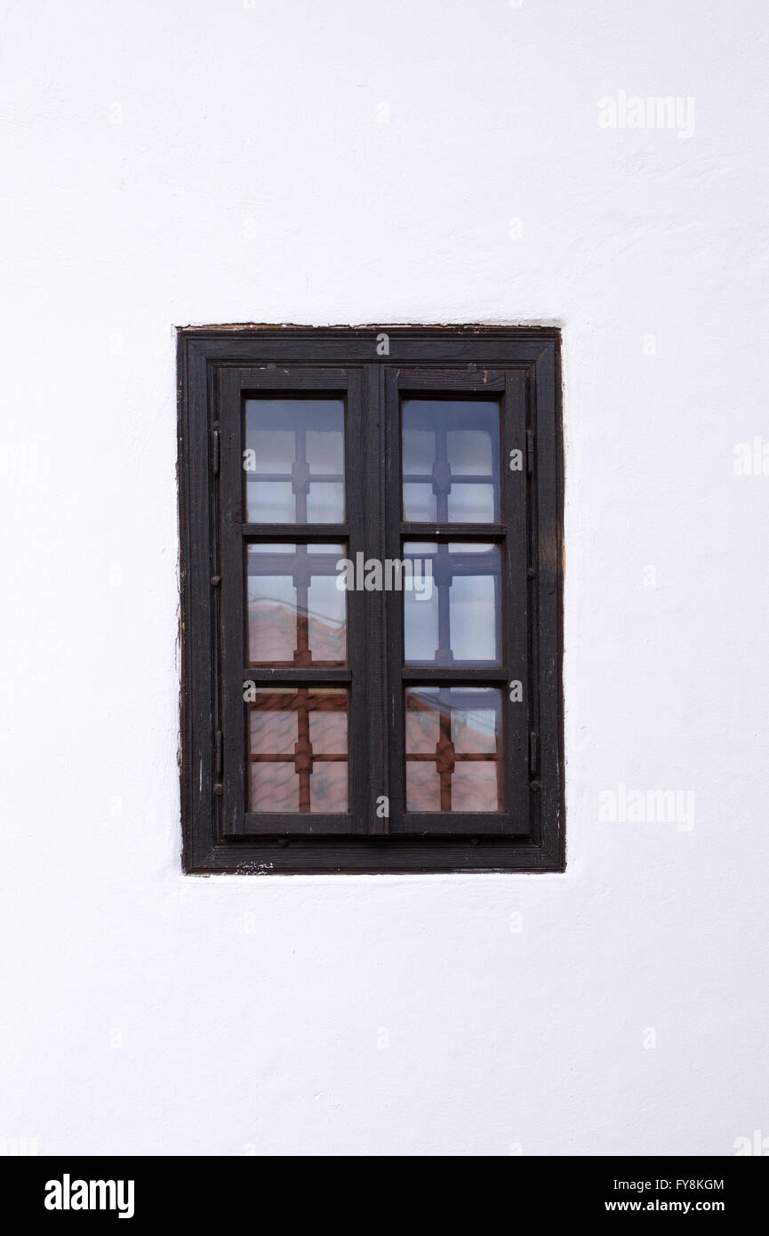 Alten Gitterfenster auf weißen Wand.  Architektonische Details. Stockfoto