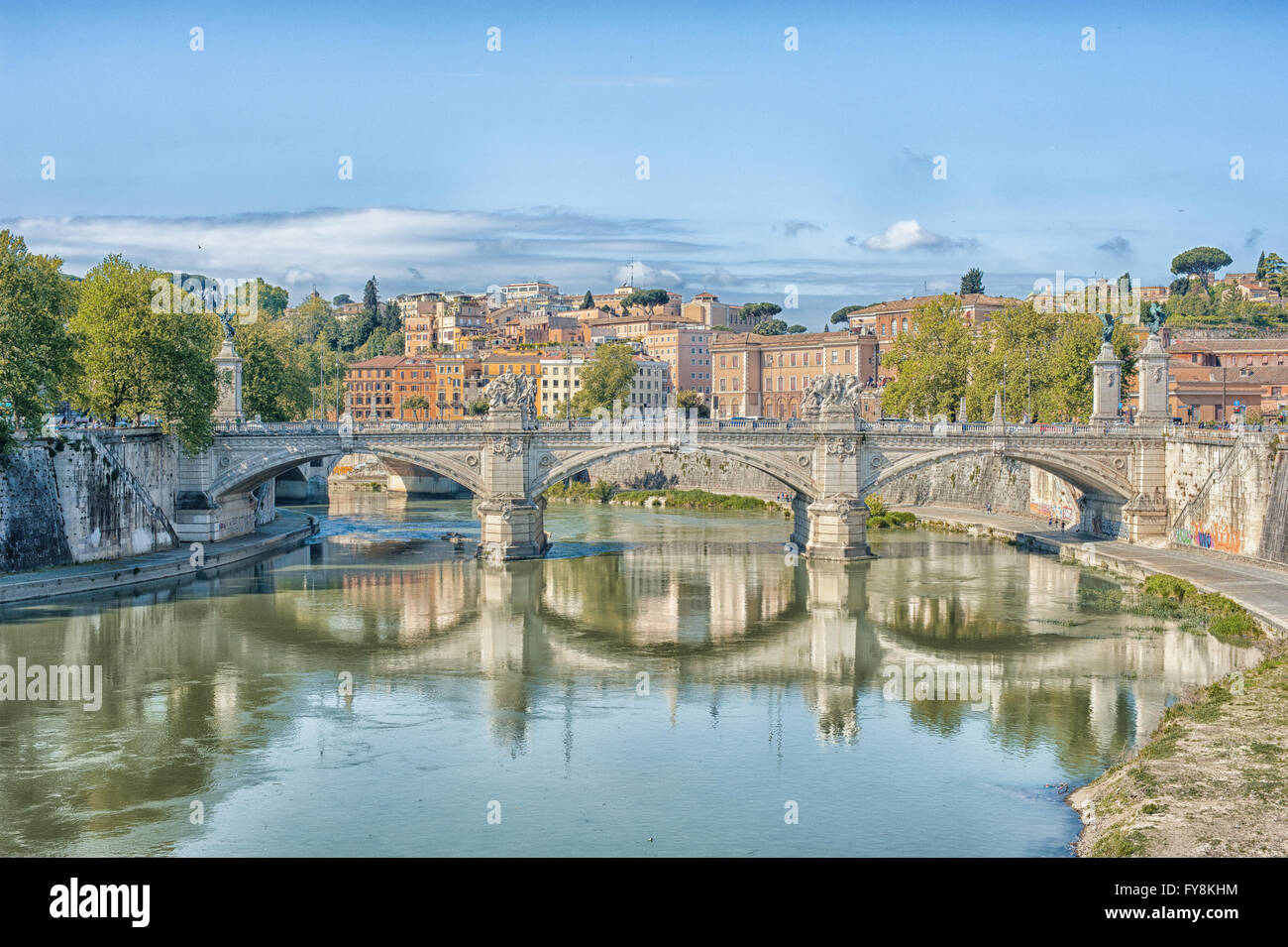 Malerische Aussicht auf Rom Tiber Fluss und die Stadt Skyline im sonnigen Tag Stockfoto