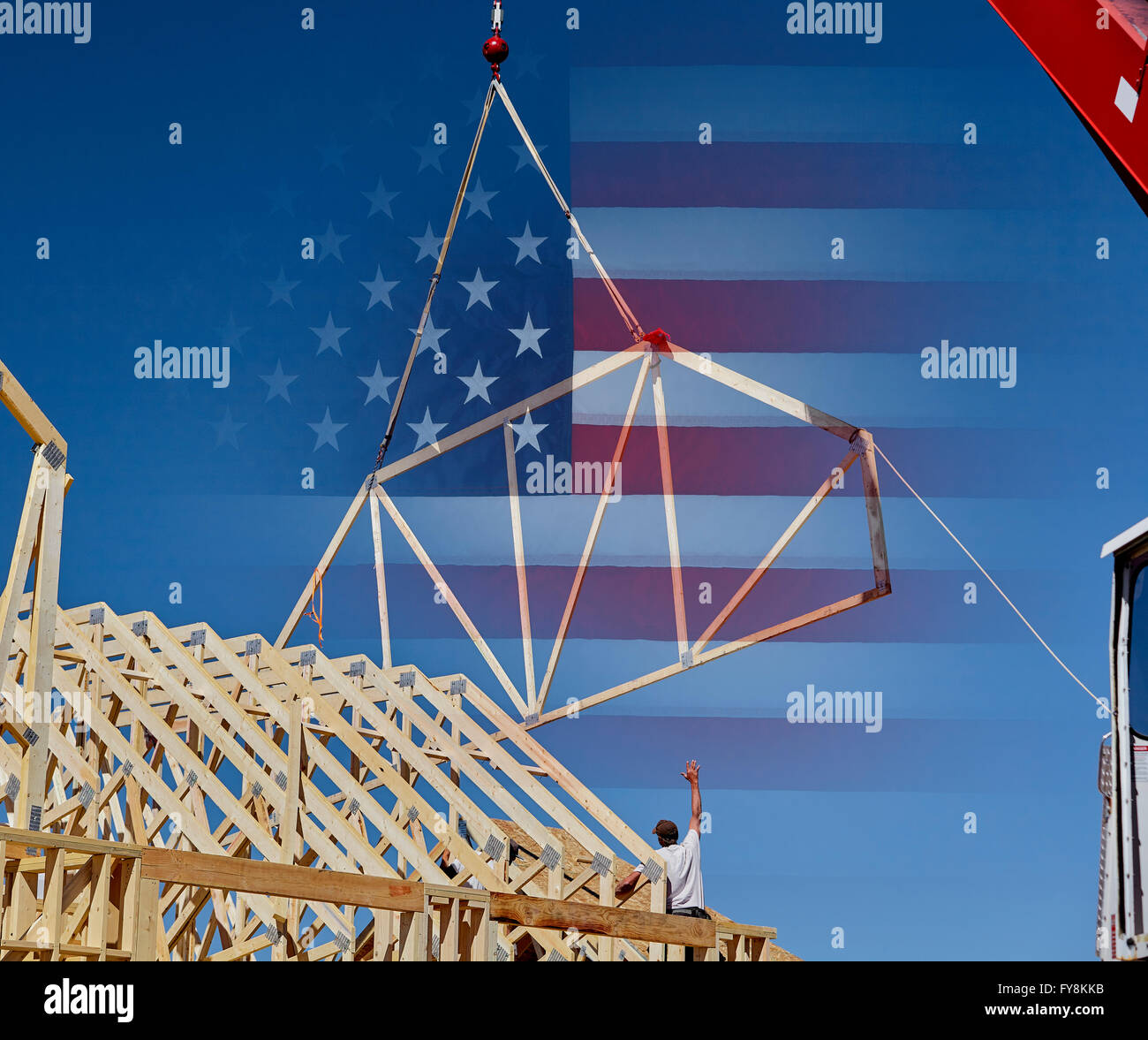 Mann Zimmermann für Dachstuhl USA Flagge amerikanische Arbeitsplätze Konzept Foto zu erreichen Stockfoto