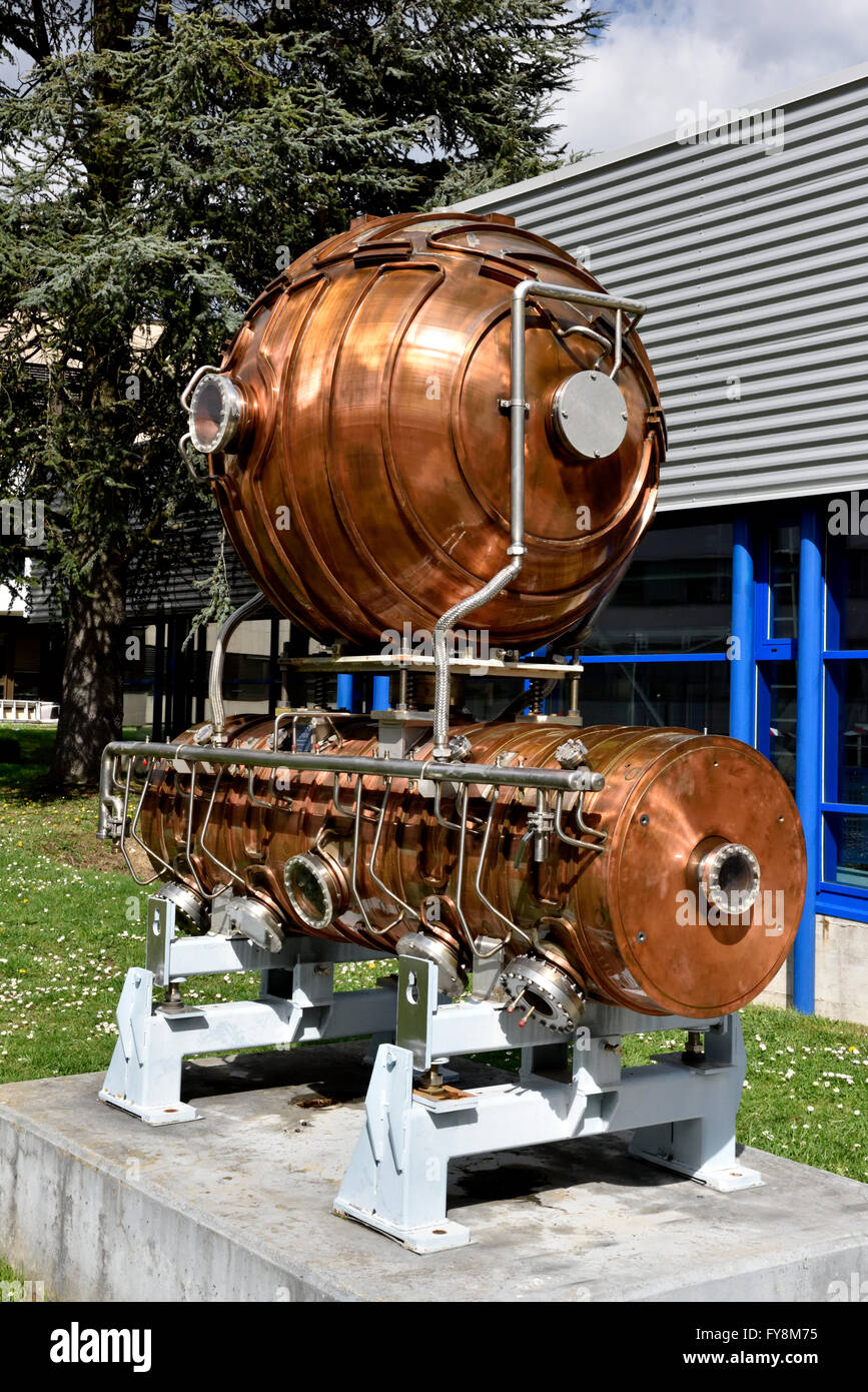 CERN, die Europäische Organisation für Kernforschung, historische Radiofrequenz Hohlraum auf die Beschleunigung der Teilchen bis 1995 verwendet. Jetzt Stockfoto