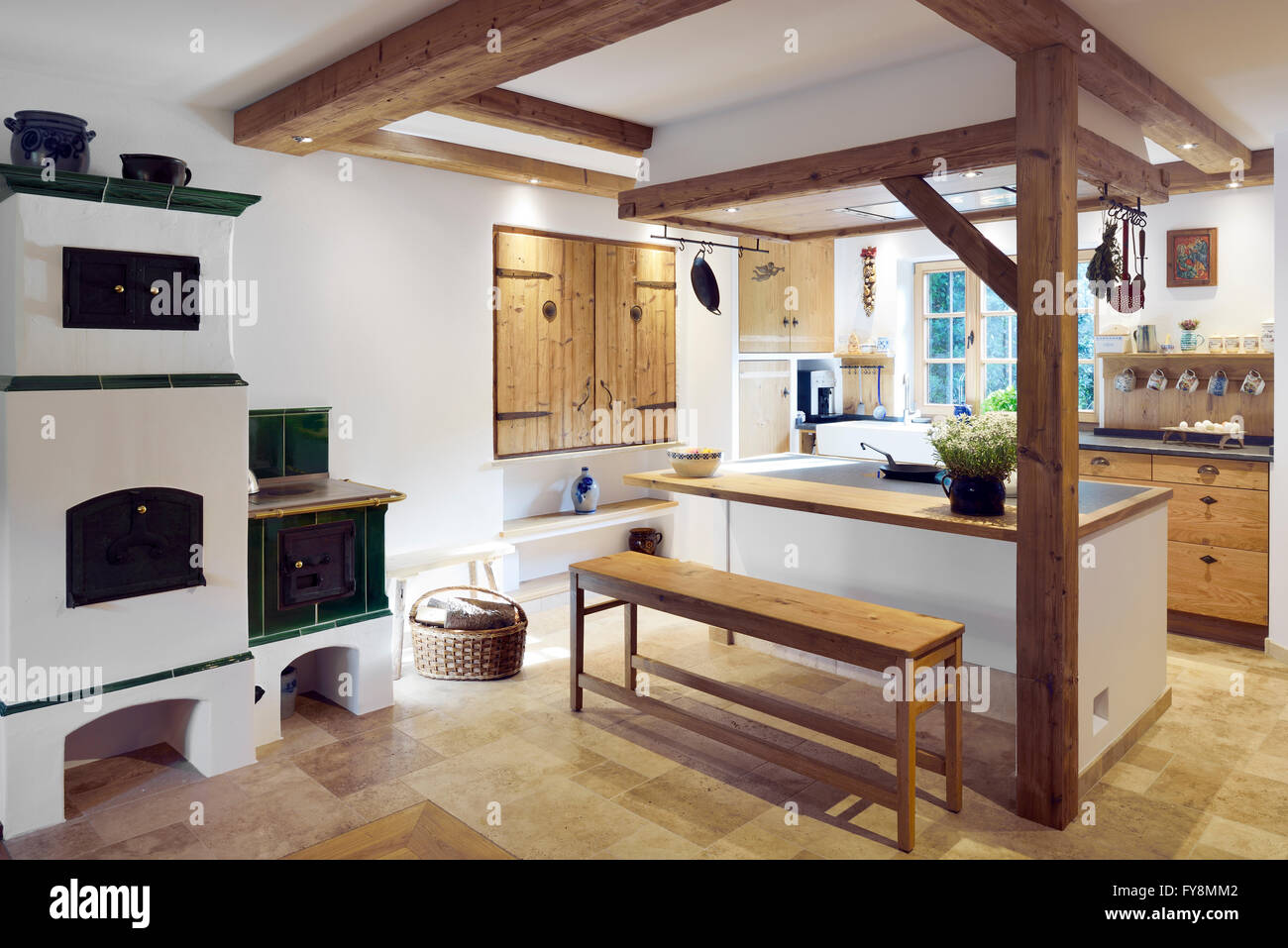 rustikalen landhausstil mit kücheninsel stockfotografie - alamy