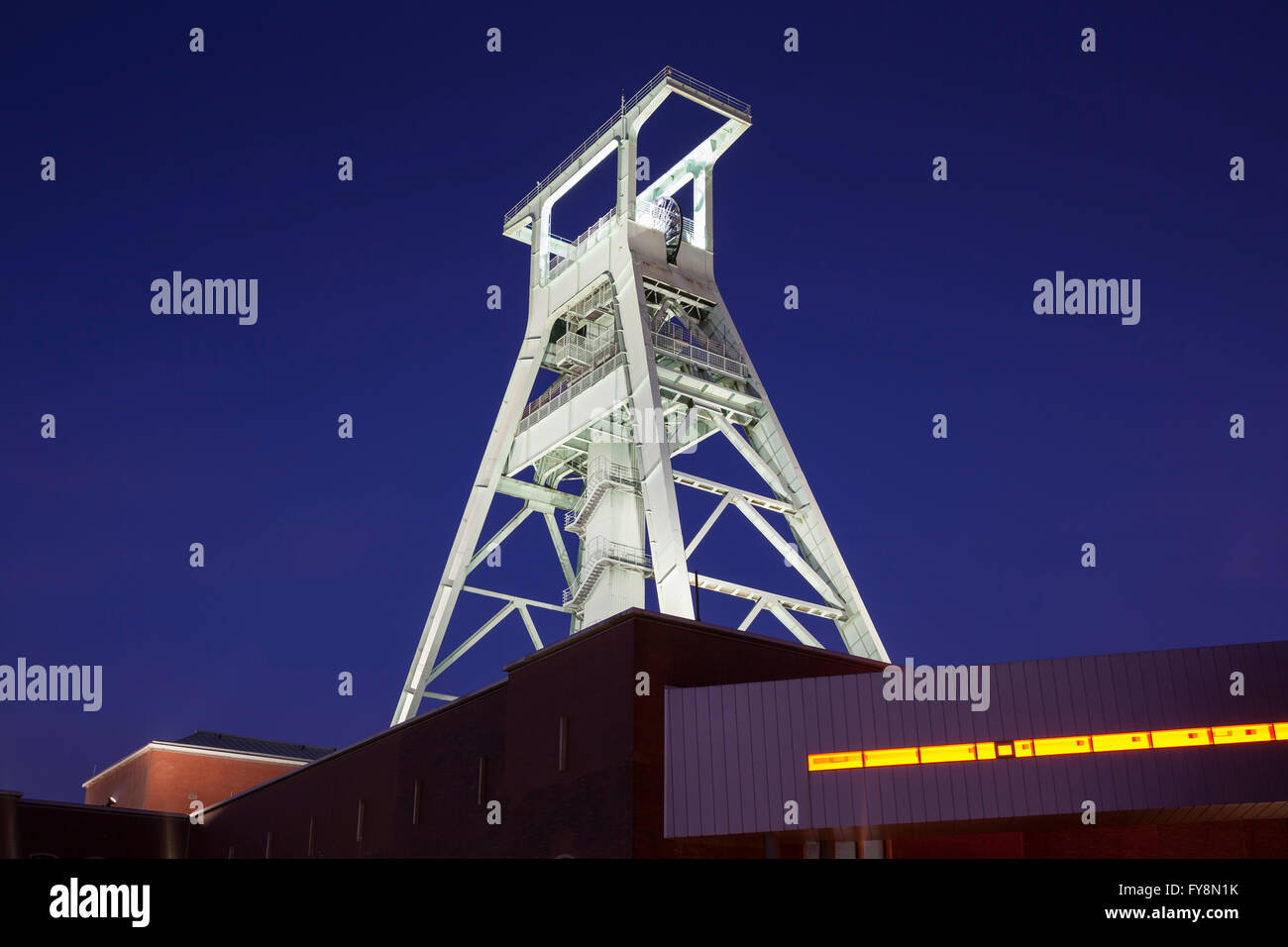 Deutschland, Bochum, Blick zur beleuchteten Fördergerüst der Deutsche Bergbau-Museum Stockfoto
