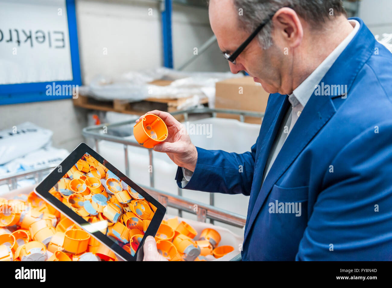 Manager tun Qualitätsbeurteilung in Kunststoff-Fabrik Stockfoto