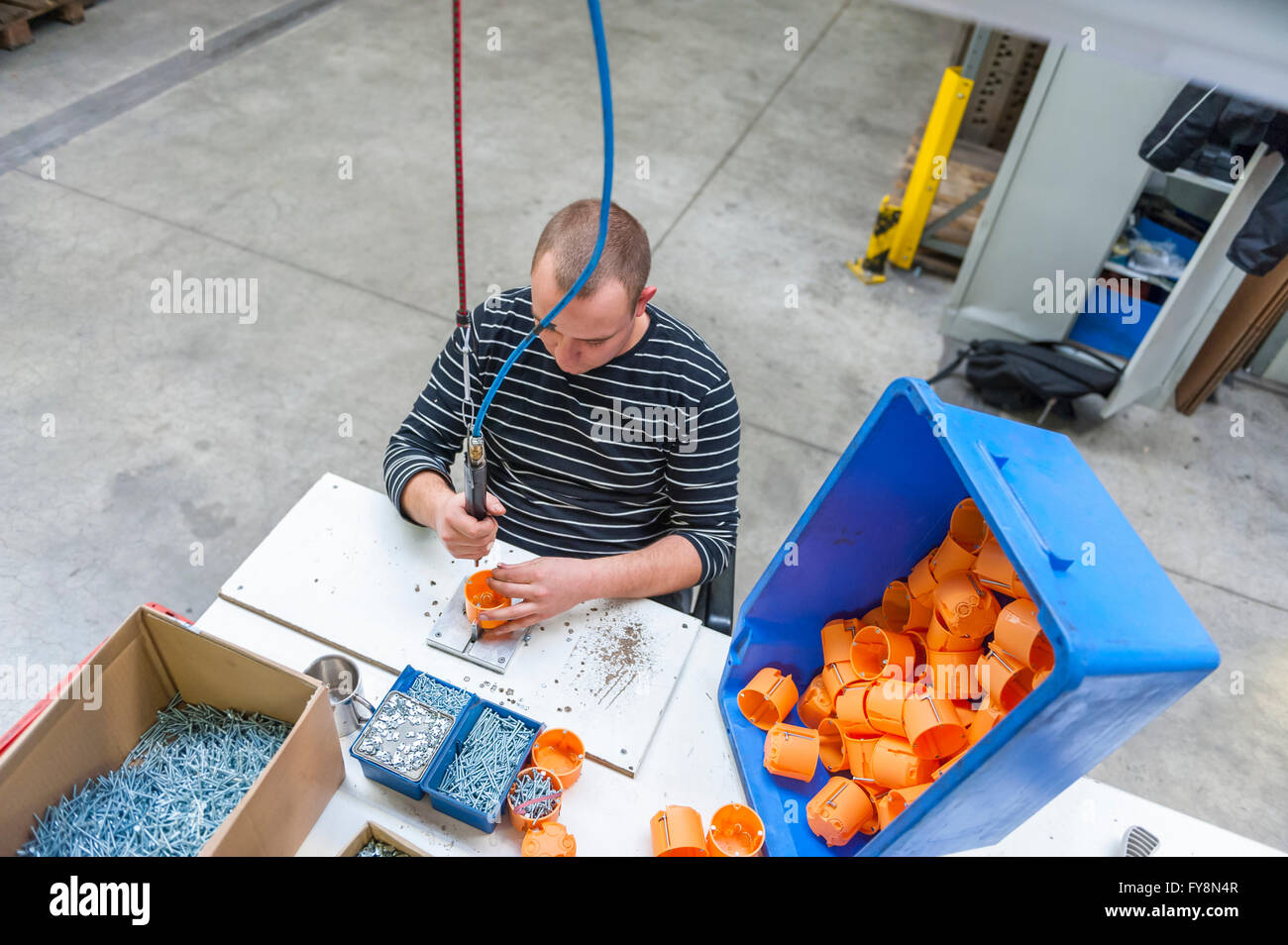 Arbeiter in der Fabrik, die Montage von Kunststoff-Anschlüsse Stockfoto