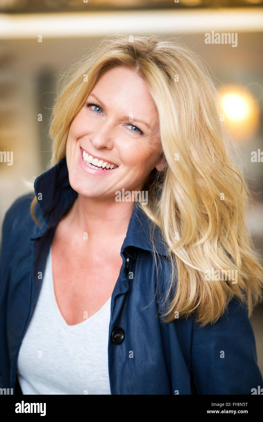 Porträt von glücklich blonde Frau Stockfoto