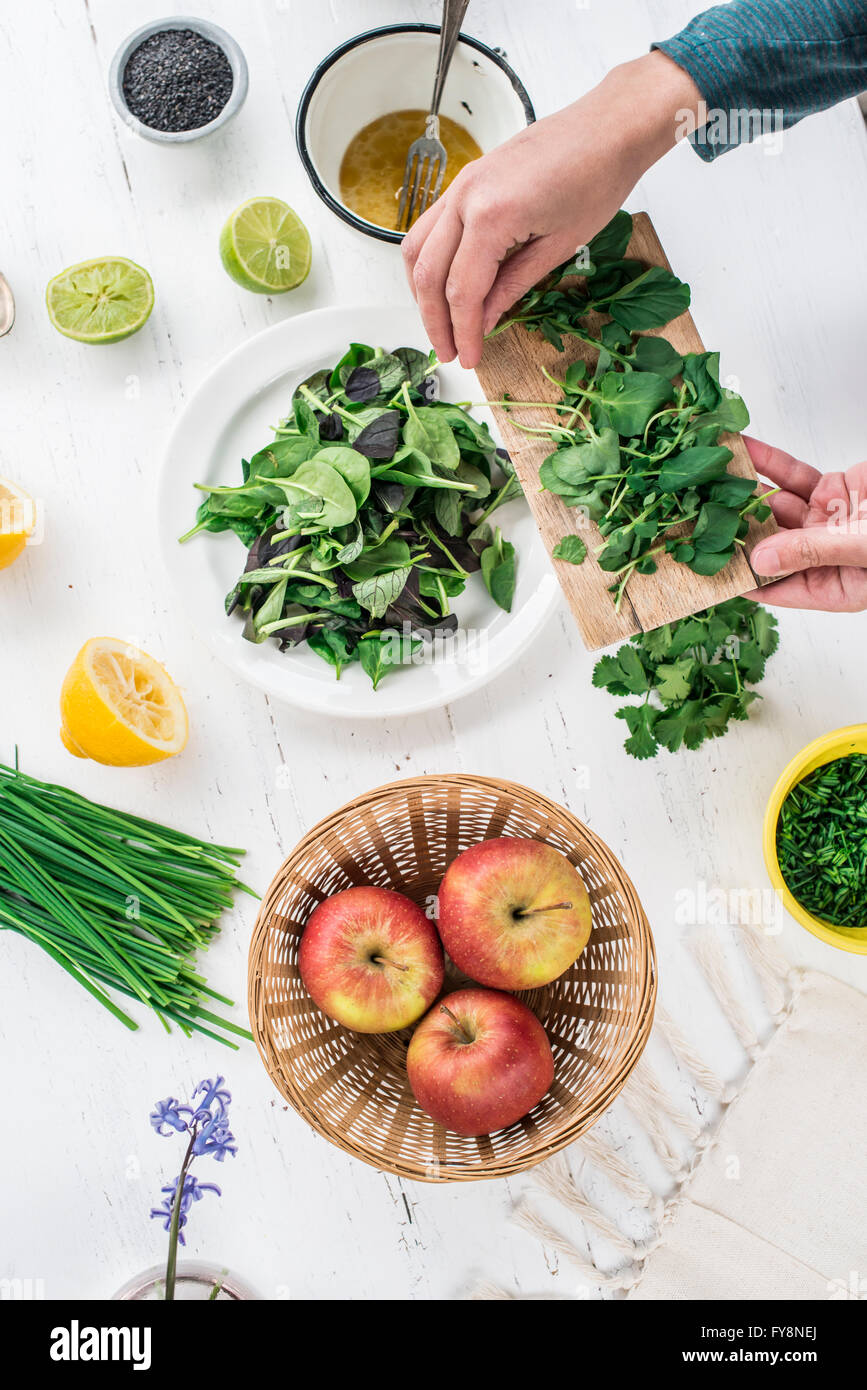 Zubereitung Salat mit Baby-Spinat, Brunnenkresse, Schnittlauch, Apfel ...