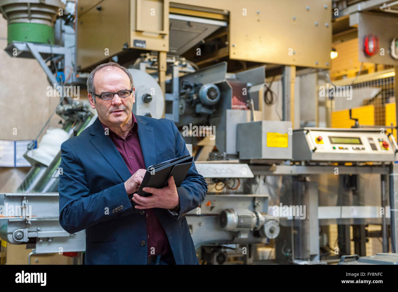 Manager, die Prüfung der Ware im Werk Stockfoto