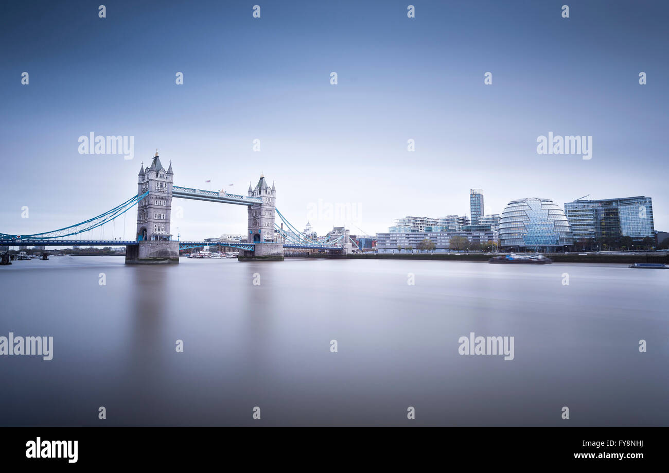 Großbritannien, England, London Skyline von Themse und die Tower Bridge in der Dämmerung Stockfoto