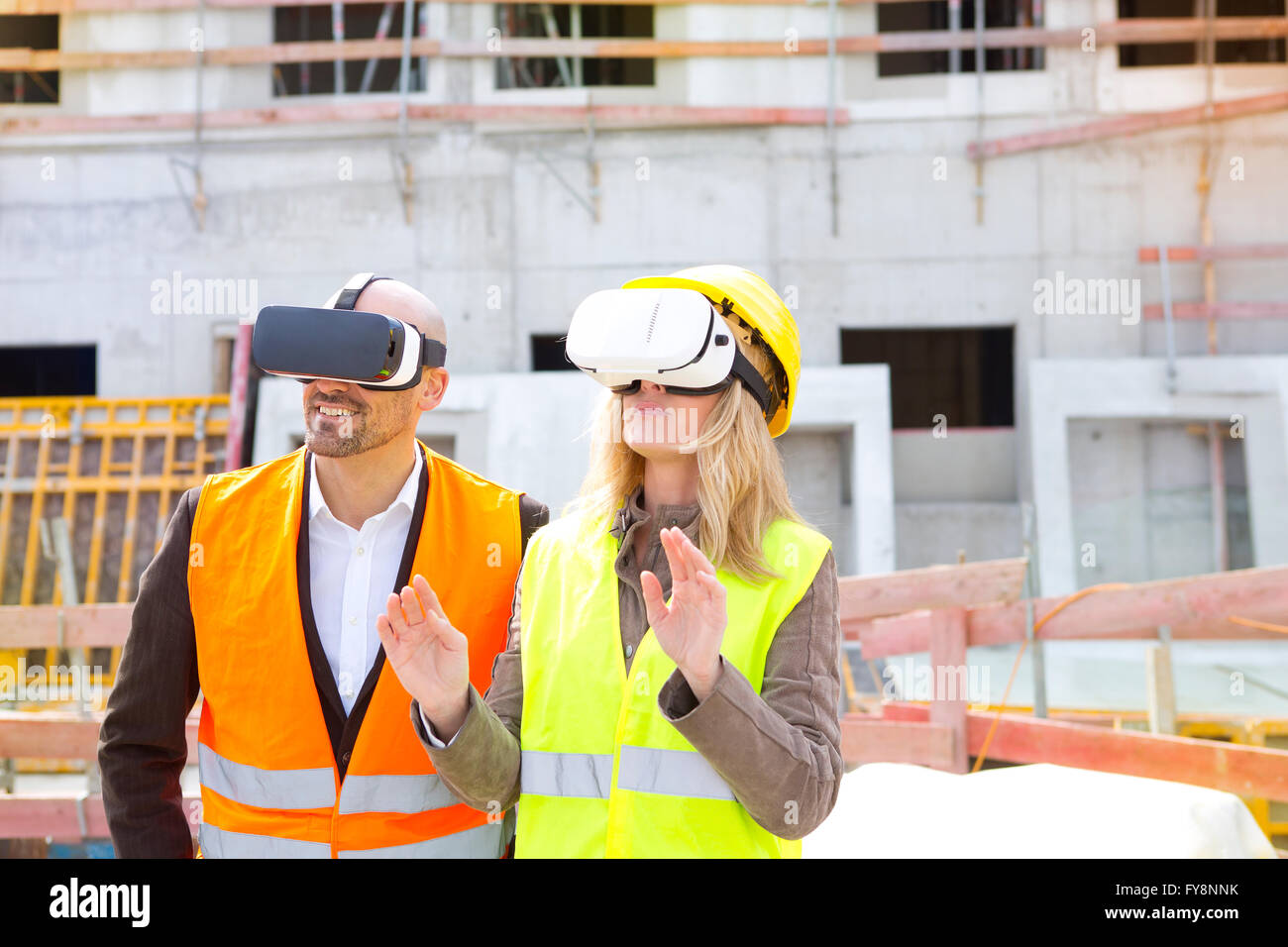 Zwei Personen mit Virtual-Reality-Brille auf Baustelle Stockfoto