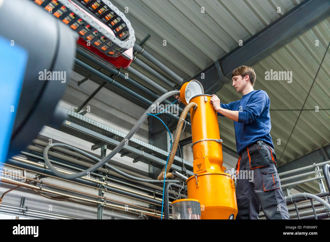 Füllmaschine Produktion Arbeiter in Kunststoff-Fabrik Stockfoto
