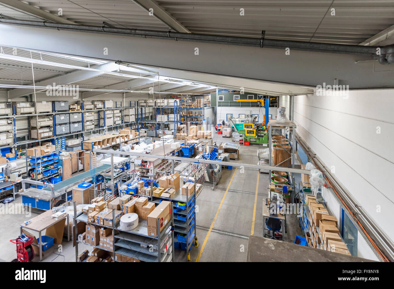 Leere Industriehalle mit gespeicherten Pakete Stockfoto