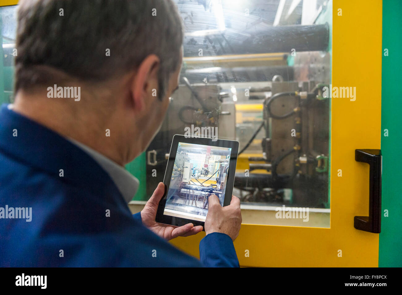 Manager tun Qualitätsbeurteilung in Kunststoff-Fabrik Stockfoto