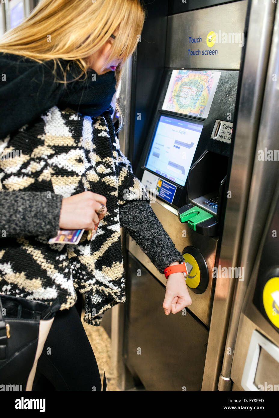 Junge Frau mit ihrer Smartwatch mit der u-Bahn zu bezahlen Stockfoto