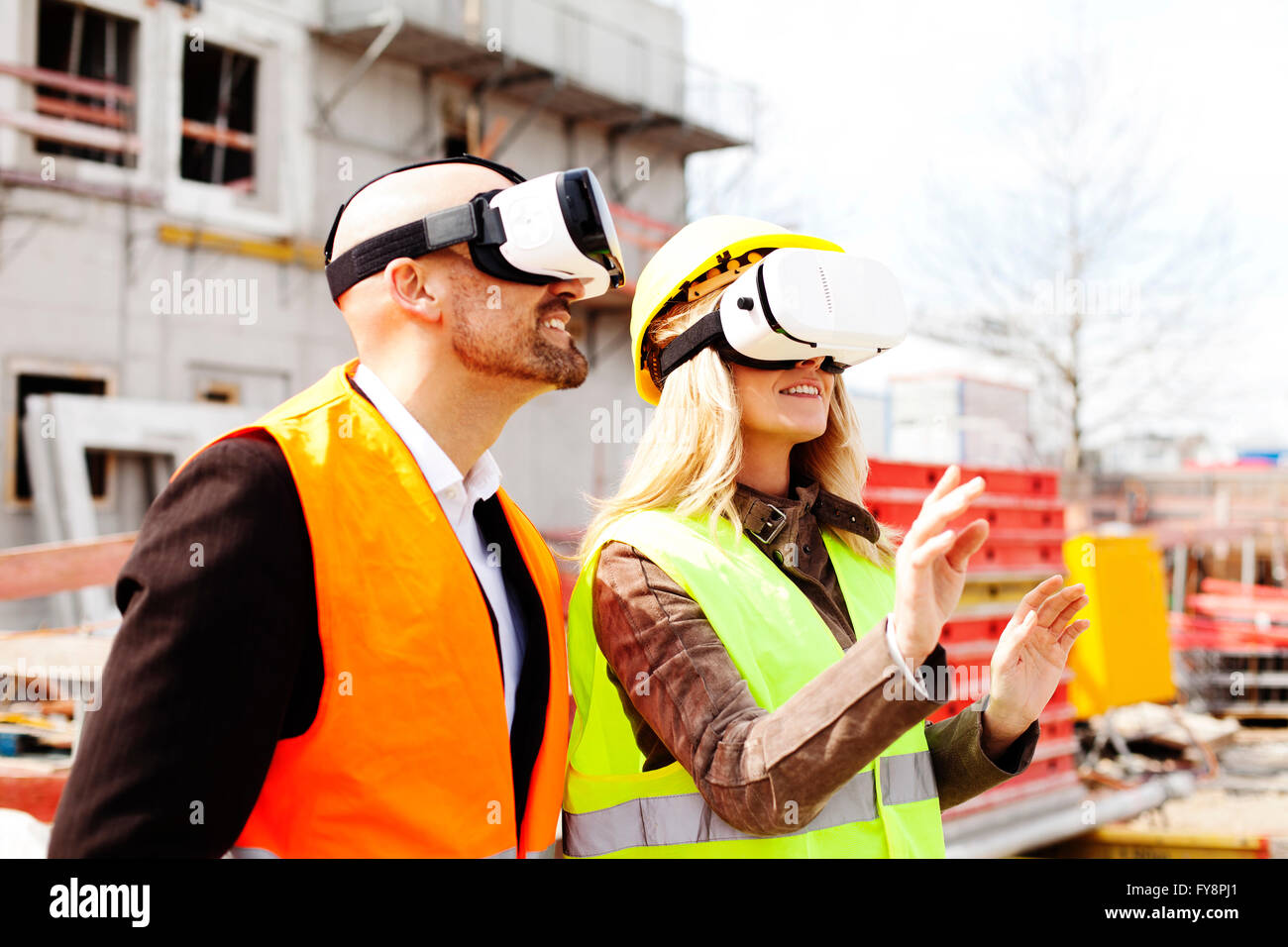 Zwei Personen mit Virtual-Reality-Brille auf Baustelle Stockfoto