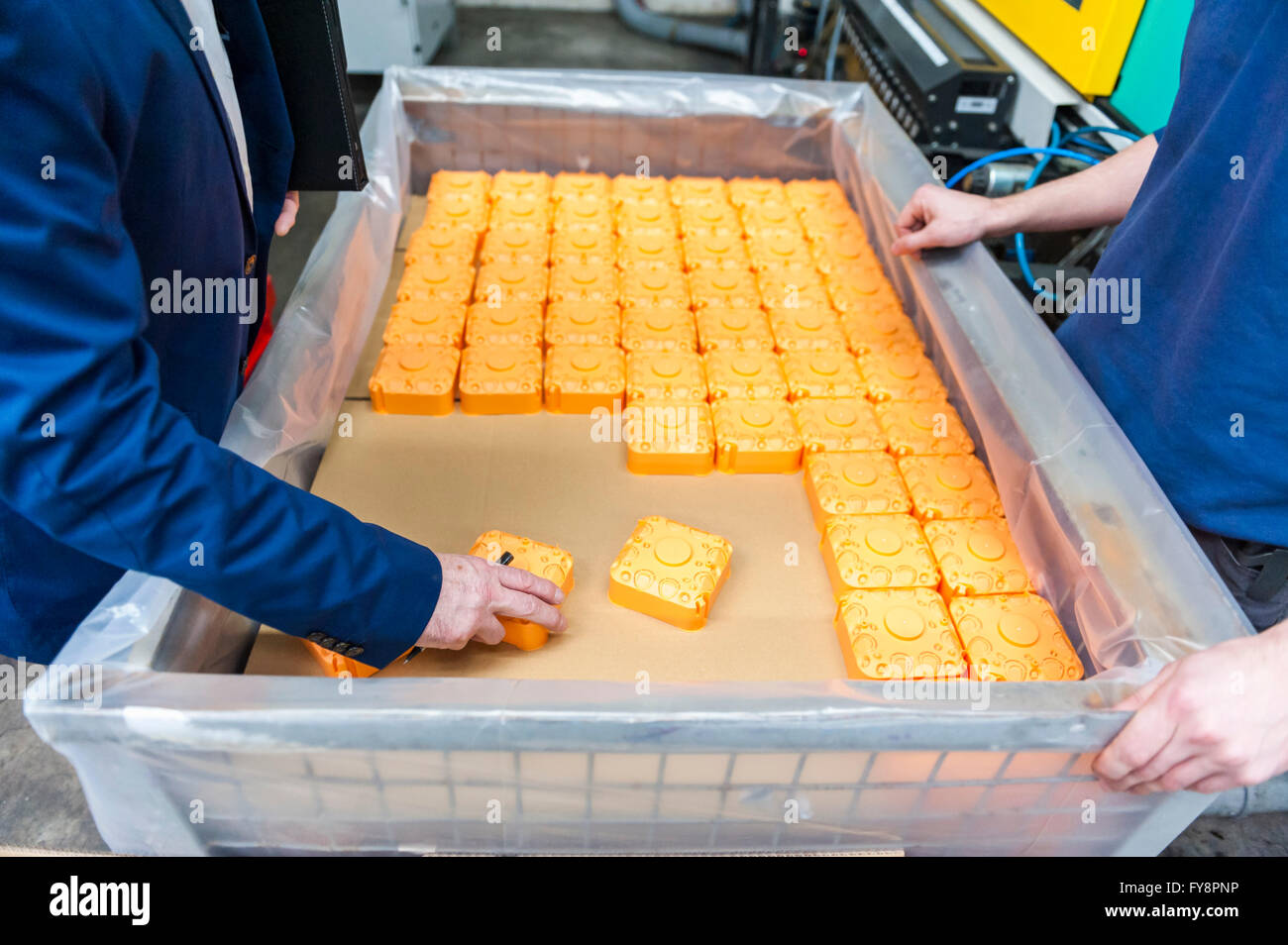 Manager und Arbeiter, die Prüfung von Kunststoff-Produkten im Werk Stockfoto