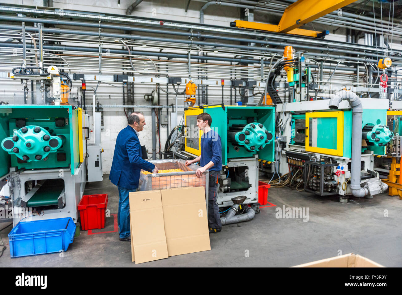 Manager und Arbeiter in Kunststoff Fabrik diskutieren Produktionsqualität Stockfoto